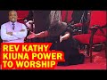 😭😭😭😭😭😭REV KATHY KIUNA KNEELS DOWN TO WORSHIP GOD DURING THE BURÍAL OF HER HUSBAND BISHOP ALLAN KIUNA