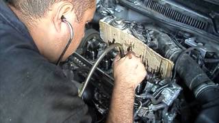 Realizando pruebas a tapa de punterias de motor en el taller mecanico 1/4 de milla