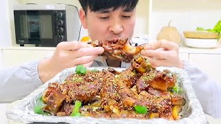 “烤猪蹄”这样做才叫爽！皮酥肉嫩，一次烤3个，越啃越香【猫王张小厨】