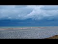 青海湖に雨上がりの風景美