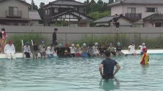 【水の事故を防げ】　佐渡市の小学生が“着衣泳”を学ぶ　《新潟》