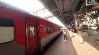 TRAIN NO 12716 SACHKHAND EXPRESS ARRIVAL MATHURA JUNCTION PF 1 #video #train #indianrailways #viral