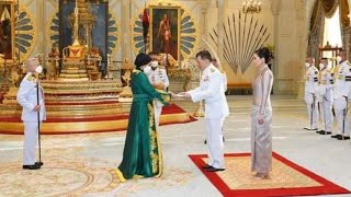 ในหลวง และสมเด็จพระนางเจ้า ฯ พระบรมราชินี เสด็จ  ออก ณ พระที่นั่งอัมพรสถาน พระราชวังดุสิต