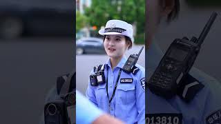 黄莉洁带过的徒弟 上海话也是一流#陆家嘴女警 #警察 #police