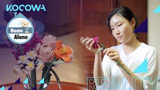 Hwasa puts block flowers in the vase [Home Alone Ep 385]