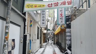 [4K] Walking the streets of Konkuk Univ. at a snowy day. Seoul Korea. 눈오는 날 건국대학교 입구 걷기.