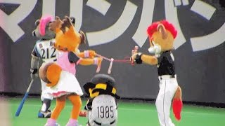 先発メンバーの形態模写をするB☆Bを見学するトラッキー