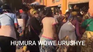 Yooo amakorasi/Bwira abantu bareke kurira /Yewe biruhanya tuzakuzamuka/ Turi abana b'Imana