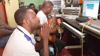 VIDEO kalli yadda shahararren jarumi kuma mawaki ADAM A ZANGO yake atisayen waka a studio