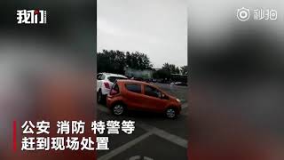 烟台一男子驾驶叉车疯狂撞击车辆行人，至一人死亡十人受伤