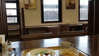 ホテルルートイン鶴岡駅前の朝食会場からは電車が貨物列車が見えます