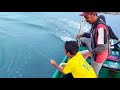 菲律宾小男孩从小跟随父亲开船拖钓，从小学会钓鱼的看家本领