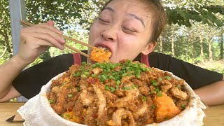 steaming pig's intestine with sweet potato . having it with porridge . so satisfying