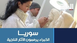 خبراء الآثار يرممون تمثال \