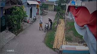 MALING MOTOR TERTANGKAP CCTV - PELAKU CURANMOR GASAK 1 MOTOR HONDA SCOOPY DI BEKASI