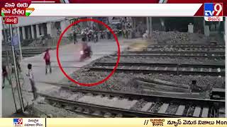 Mumbai : Biker narrowly escapes speeding train, video goes viral - TV9