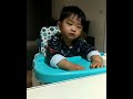 1歲2個月小幼兒吃午餐前硬撐著眼皮 快睡著了