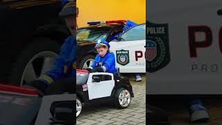 Los niños hacen una carrera de coches de policía | Los niños juegan a fingir ⛑ Kidibli #shorts