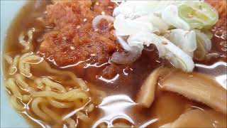 むつ市、むつドライブインのカツのせラーメン。カットされたローストンカツが一枚まるごとトッピング。