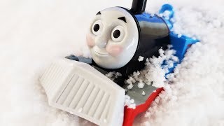 プラレール きかんしゃトーマスとニアが雪かき! ヨンバオやレーシングトーマスが雪の中に突っ込むよ! GO! GO! アドベンチャーセット パーシーやジェームスが通れない! hifumitoy
