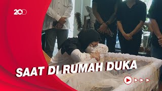 Ekspresi Nurul Arifin Saat Pandangi Jenazah Putri Tercinta