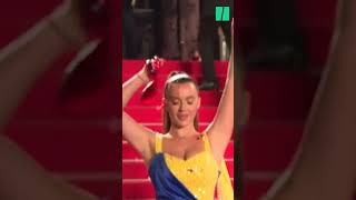 À Cannes, une femme vêtue aux couleurs de l’Ukraine se recouvre de faux sang sur le tapis rouge