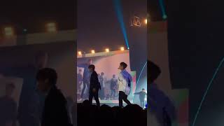 [FANCAM] 171224 Busan Fan-Con  Người ta không cho ôm cái là đòi mổ người ta à =)))))))