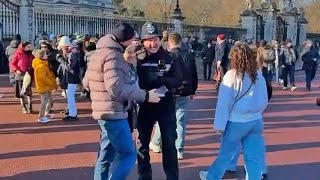 Police Officers Sing Happy Birthday to Tourist Outside Buckingham Palace | LIVE 🔴