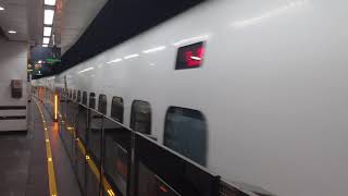 THSR 700T leaving Taipei Station