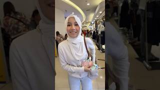 Baik Anak Perempuam Datin Shahida Belikan Selipar untuk Bibik Tudung....