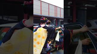 【Maiko】タクシーに乗り込む舞妓さん🚕 京都 祇園 八朔 #maiko #kyoto #外国人観光客#kimono