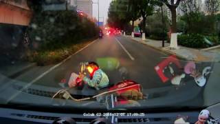 死角から飛び出してきた女性バイクと盛大に衝突してしまった・・・・【閲覧注意】