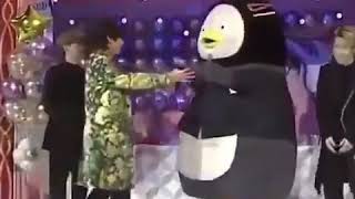 (200105) Taehyung Hugging a penguin in Golden Disk Award 2020.