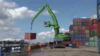 SENNEBOGEN - Port Handling: 860 Mobile Material Handler loading containers in Antwerp, Belgium