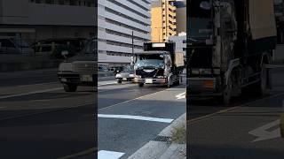 西中島南方駅を通過するレトロな中型ダンプトラック