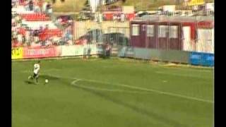 Salta al campo a celebrar un gol antes de que suba al marcador