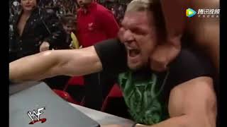 WWE 巨石强森遭HHH羞辱，忍无可忍大打出手