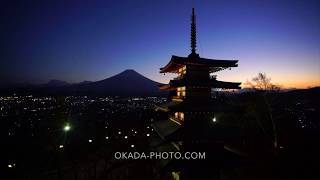 1709 11 0199　新倉山浅間神社の五重塔のライトアップと富士山