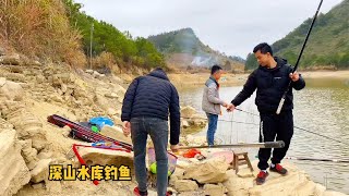 炮哥深山水库钓鱼，3单身小伙守着上鱼做空军，结局让他好开心