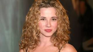 She Chose The Wrong Bikini For Beach And It's A Feast For Your Eyeballs | Linda Cardellini