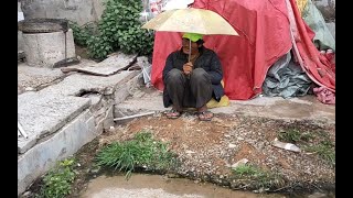 流浪汉常年睡大街，下雨天就捡雨伞避雨，一个帐篷希望能带去暖和