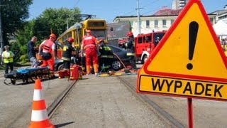 Wypadek samochodu i tramwaju. Cała akcja ratunkowa.