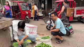 在帮爷爷卖菜的过程中 我体验到了农民卖菜的不容易 同时也让理解到了农民的辛苦劳动与付出#农村生活 #记录真实生活  #记录我的农村生活