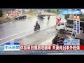 20190517中天新聞　疑天雨路滑失控撞路燈 休旅車180度翻車