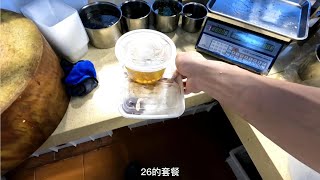 来了位靓女吃套餐饭，烧鸭拼手撕鸡加炖汤，这份26元贵吗？