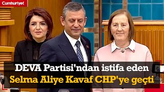 DEVA Partisi'ndan istifa eden Selma Aliye Kavaf CHP'ye geçti, rozetini Özgür Özel taktı