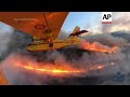 bomberos tratan de contener un incendio en la isla turística española de tenerife