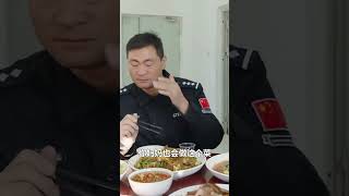 戍边民警一口吃到家乡味，原来是妈妈做的味道。一口就能尝出来，是怎样的想念……致敬，你们辛苦了！