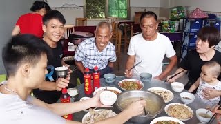 枫枫端午节到丈母娘家吃饭，穿着宝妈新买的衣服，惹得大家哈哈笑【农人DJ枫枫】