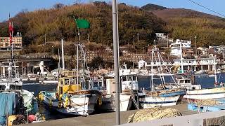 室津漁港に入る漁船　The fishing boat which enters the Murotsu fishing port.